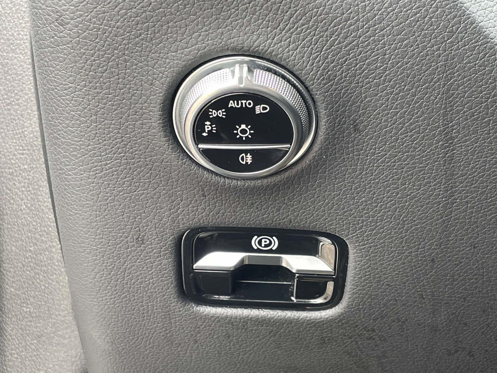 Used 2024 Whi/white Mercedes-Benz GLC 300 image 35