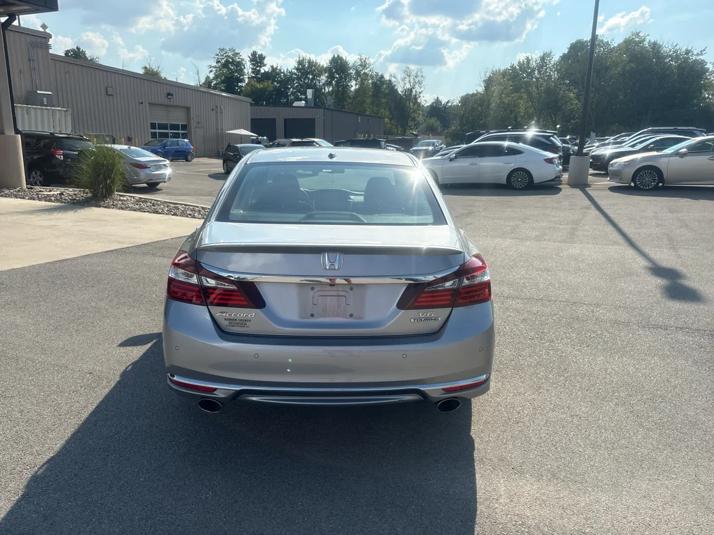 Used 2016 Lunar Silver Metallic Honda Touring image 6