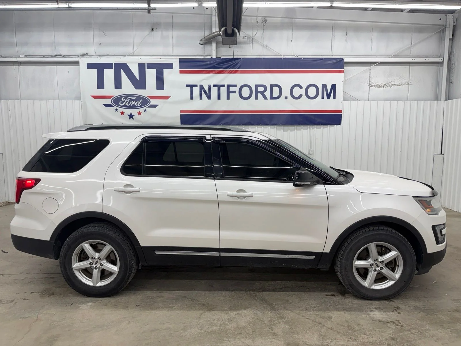 Used 2016 White Platinum Clearcoat Metallic Ford XLT image 1