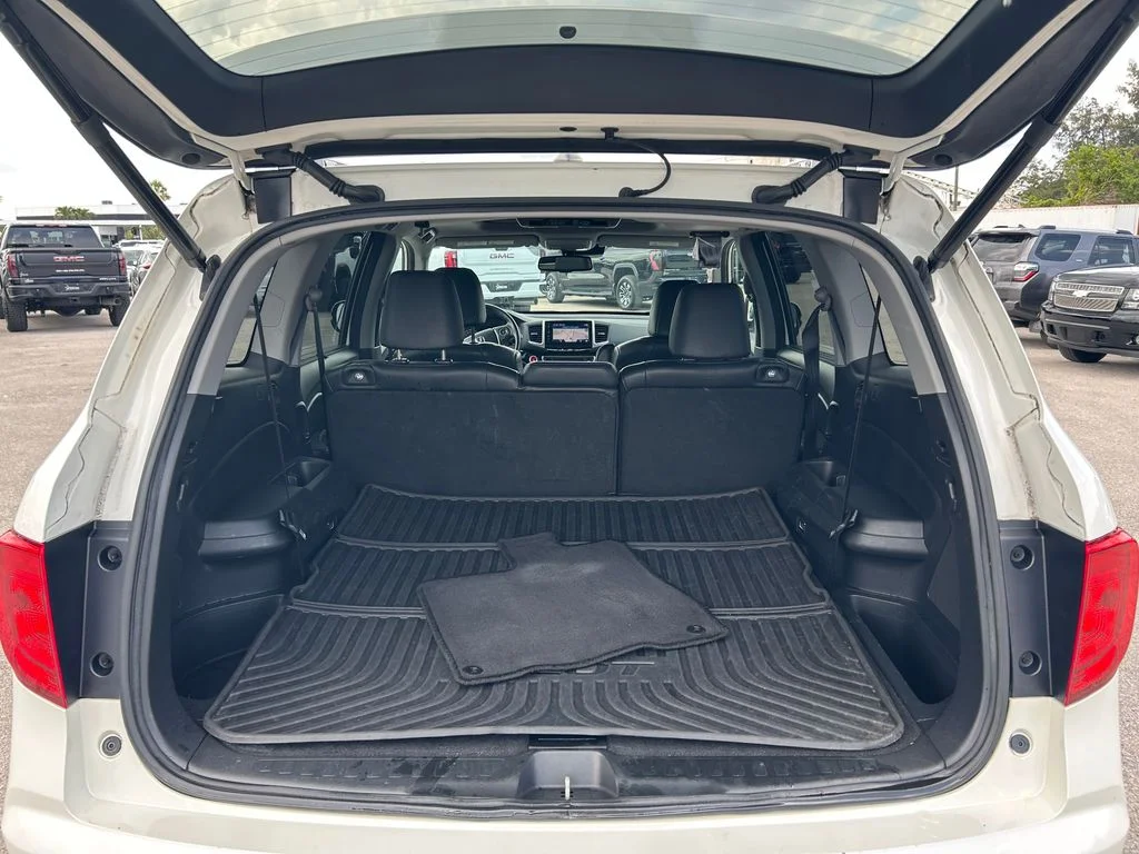 Used 2017  Honda Touring image 15