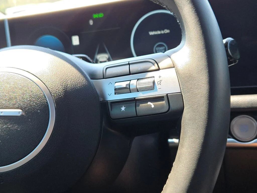 Used 2025 Red Hyundai SEL Convenience image 32