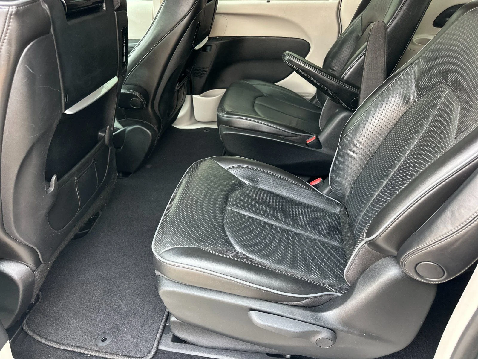 Used 2020 Ceramic Gray Clearcoat Chrysler Limited image 11