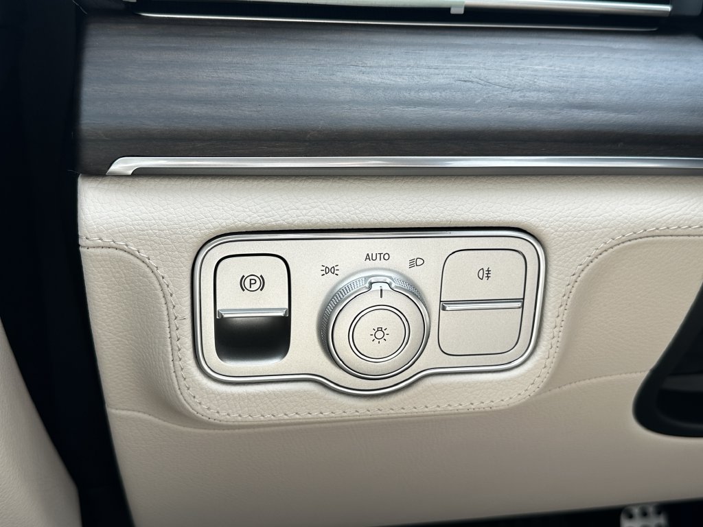 New 2027 MANUFAKTUR Moonlight White Metallic Mercedes-Benz GLS 450 image 73