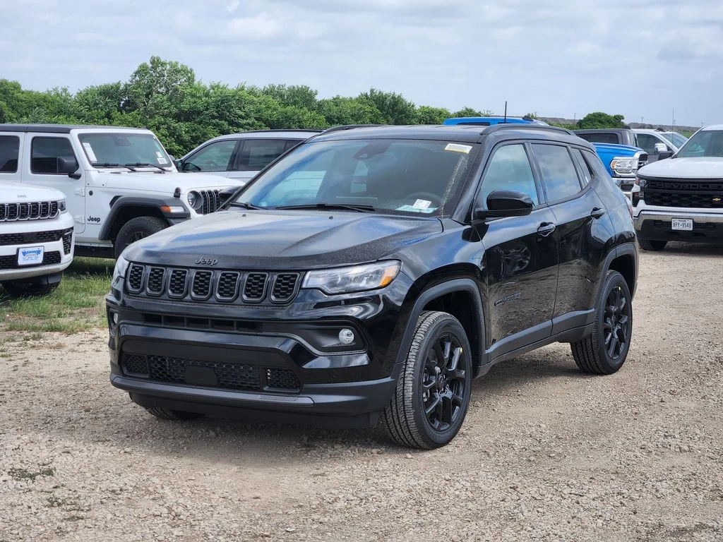 New 2026 Diamond Black Crystal Pearl-Coat Exterior Paint Jeep Latitude image 2