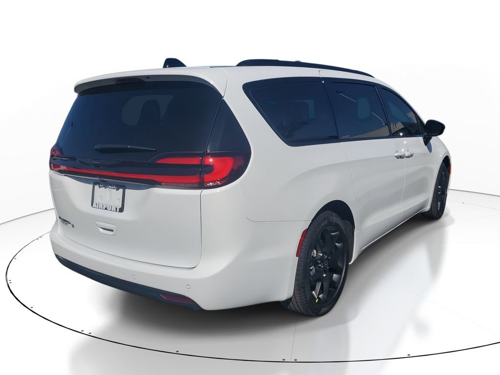 New 2026 Bright White Clear-Coat Exterior Paint Chrysler Select image 3