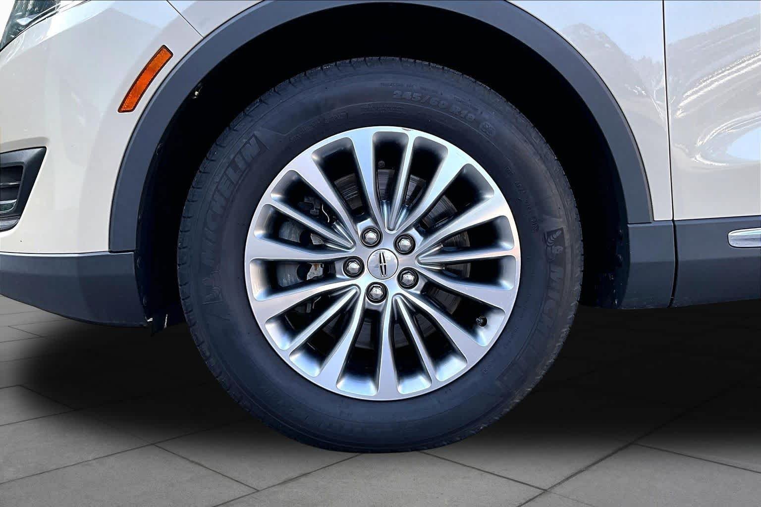 Used 2018 Ivory Pearl Lincoln Select image 11