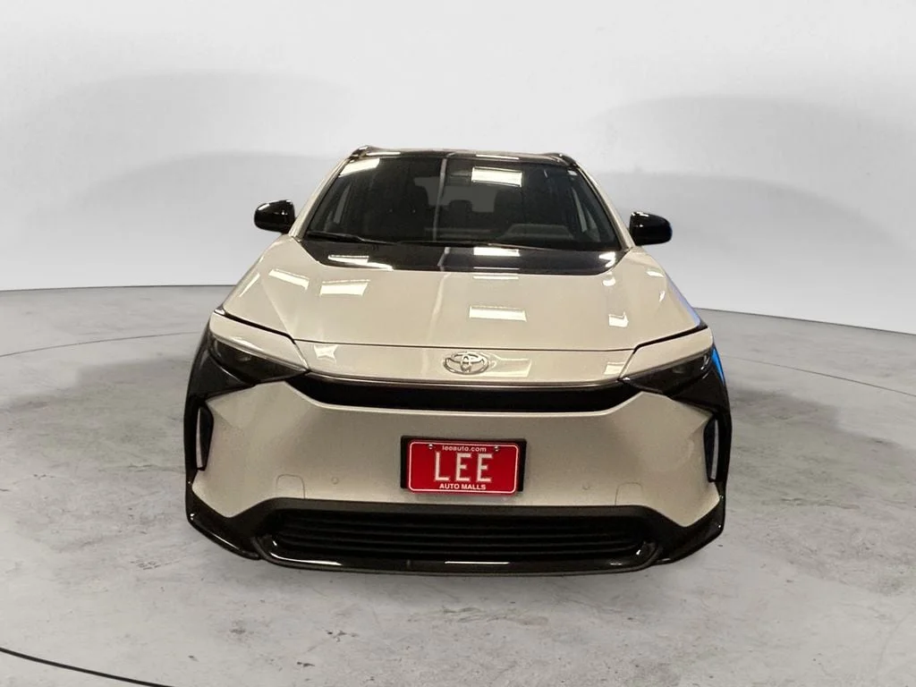 Used 2024 Pearl Toyota XLE image 8