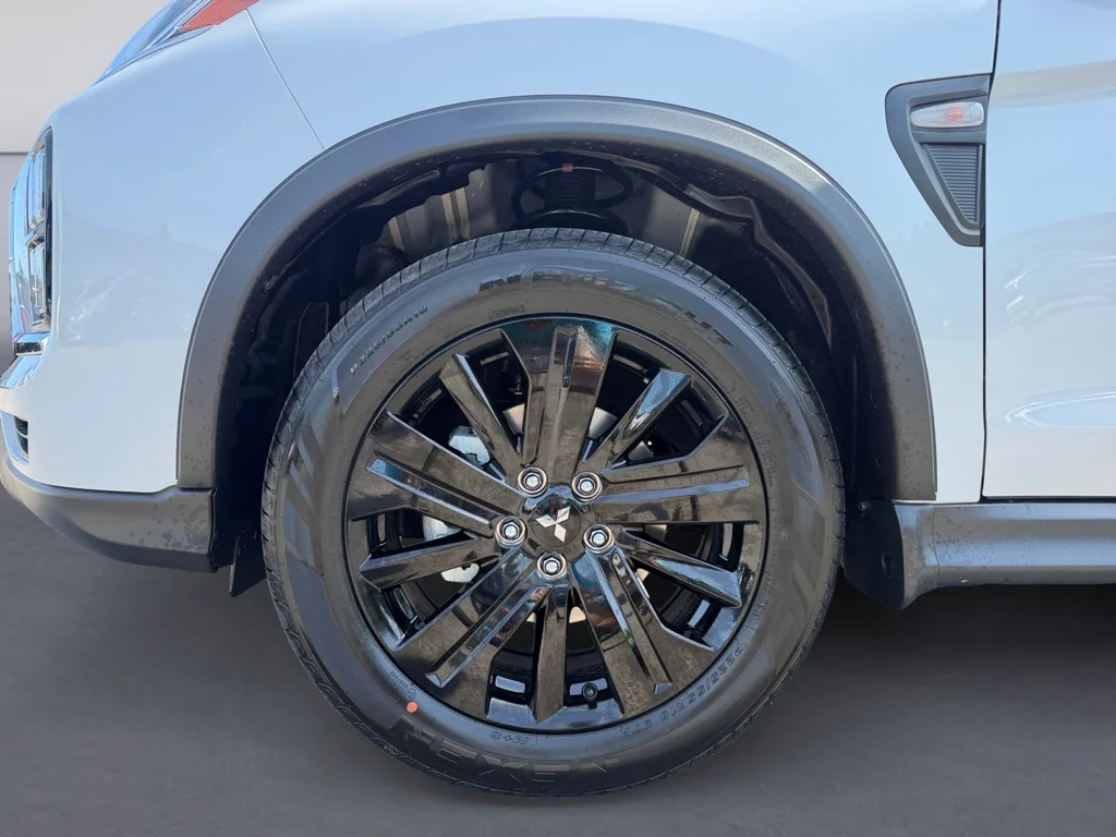 New 2026 White Diamond Mitsubishi LE image 9