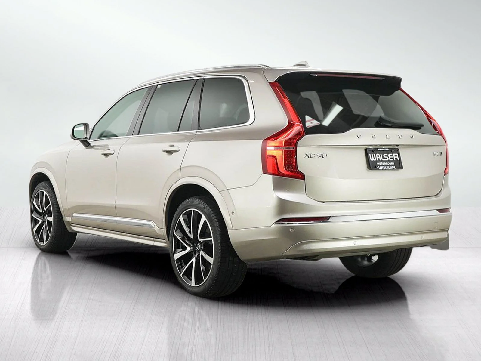 Used 2023 Dusk Metallic Volvo Plus image 3