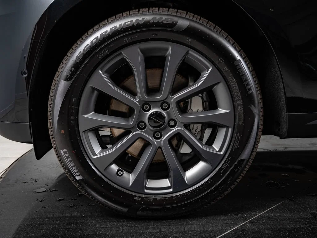 New 2026 Santorini Black Land Rover SE image 13