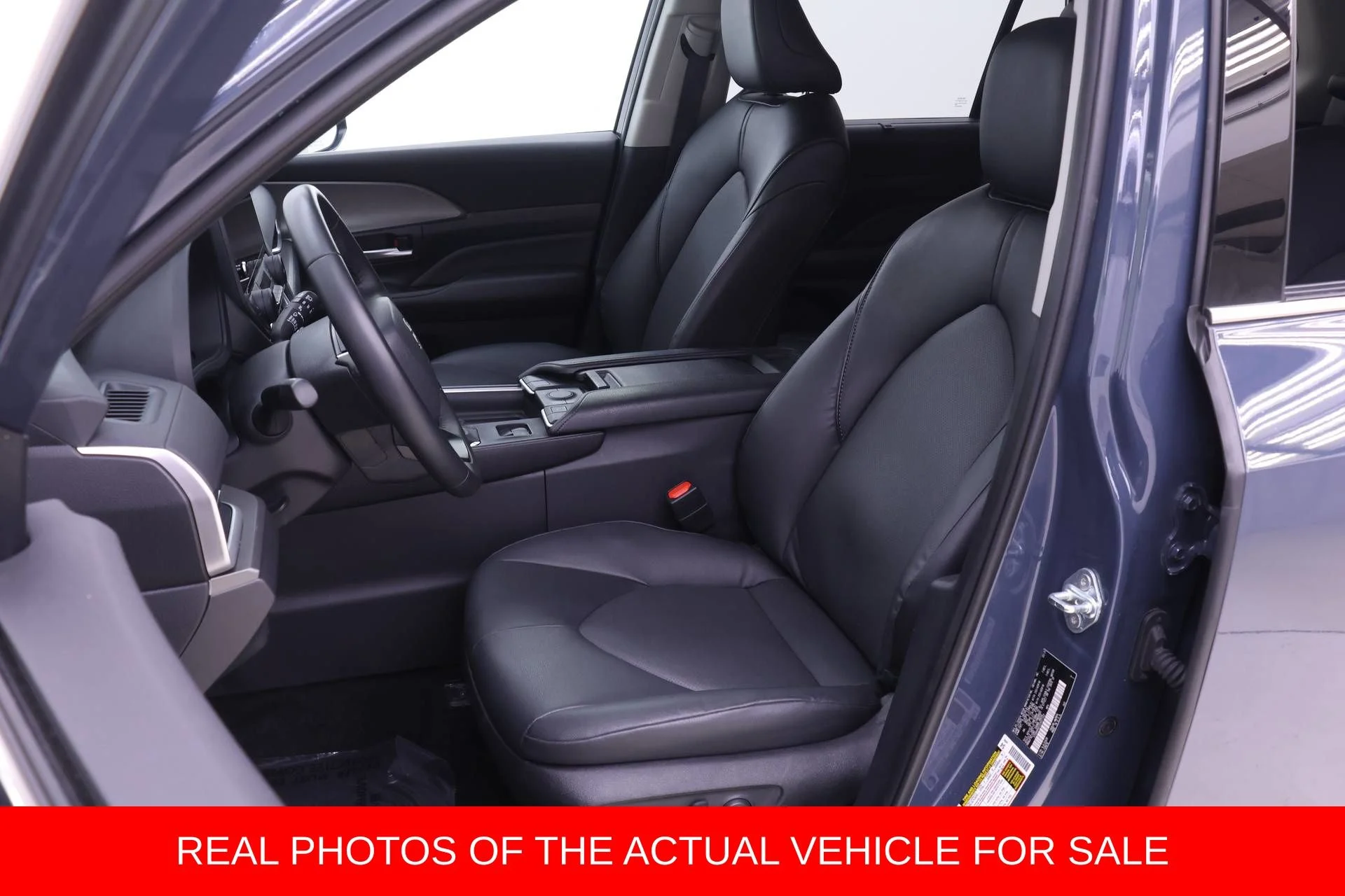 Used 2025 White Toyota XLE image 4