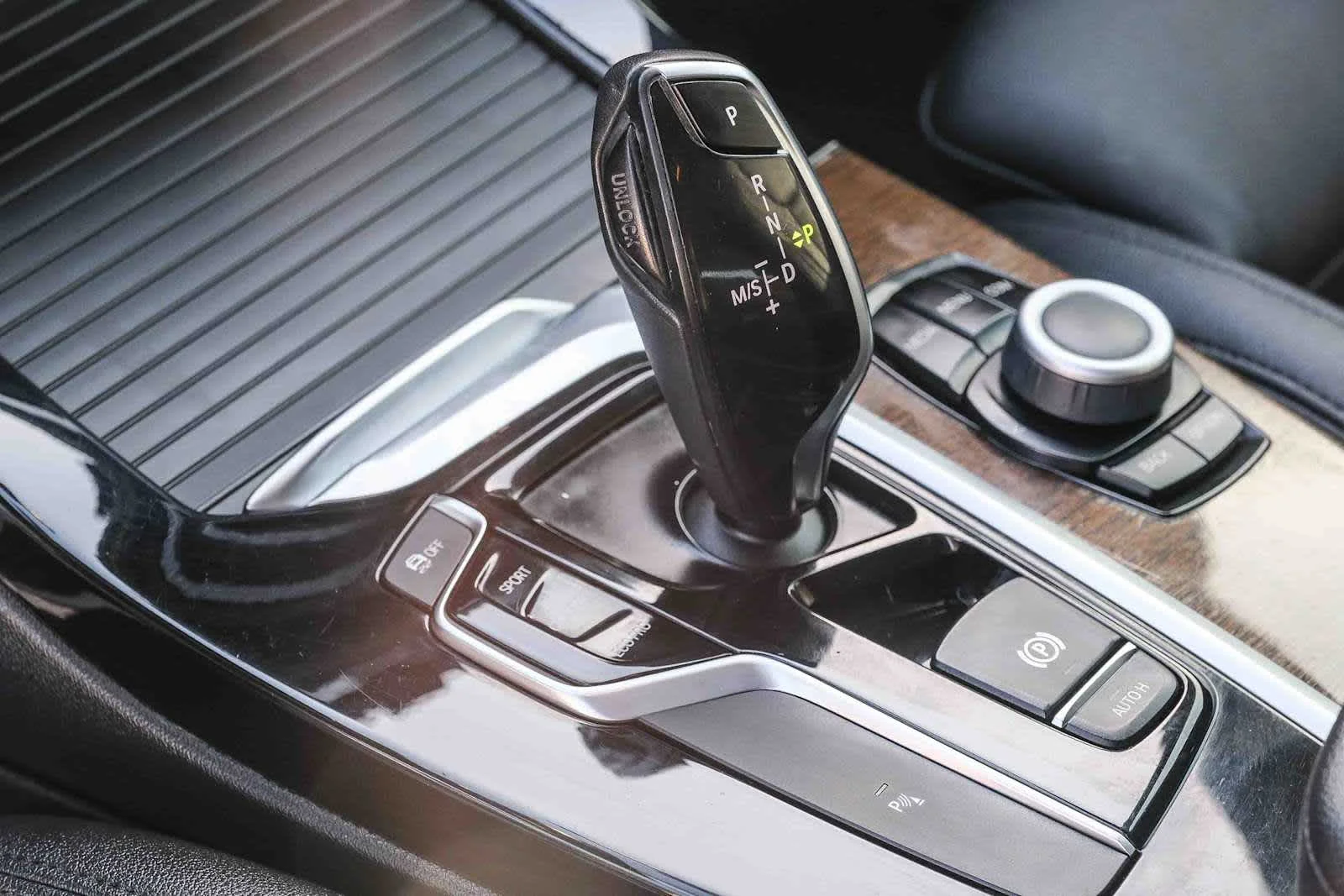 Used 2019 Alpine White BMW sDrive30i image 19