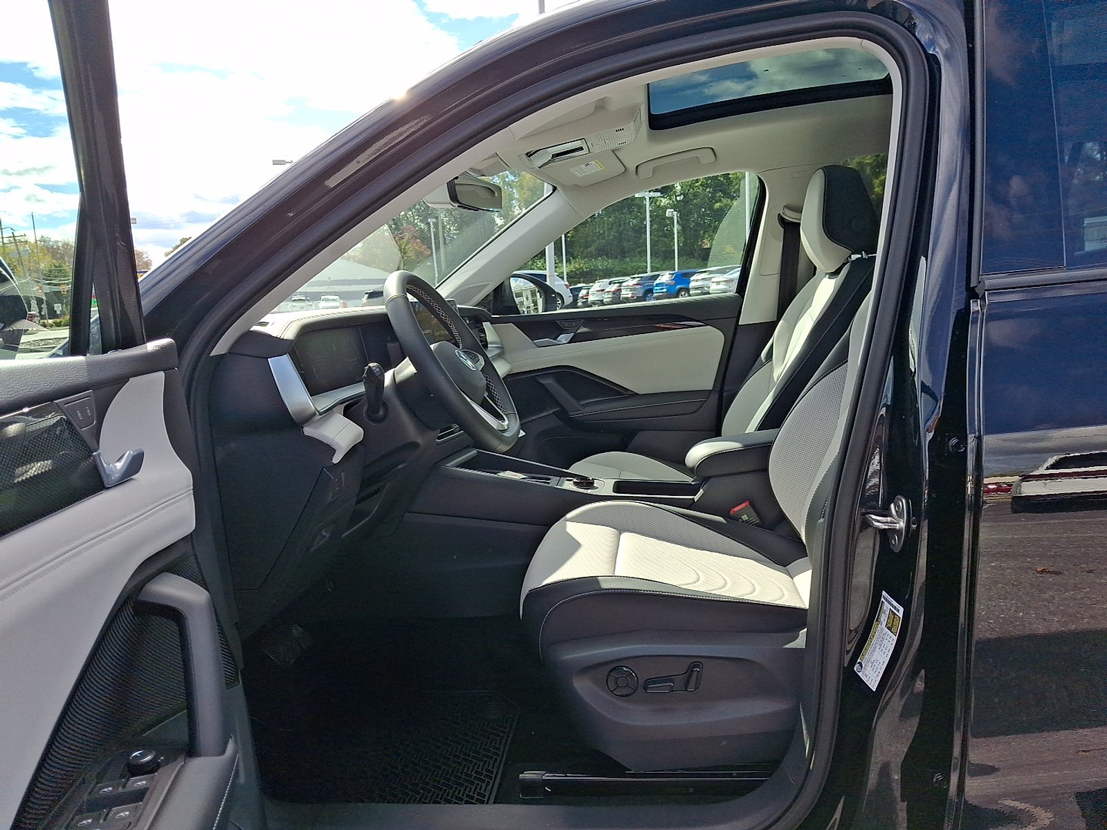 2025 Volkswagen Tiguan SE photo 2