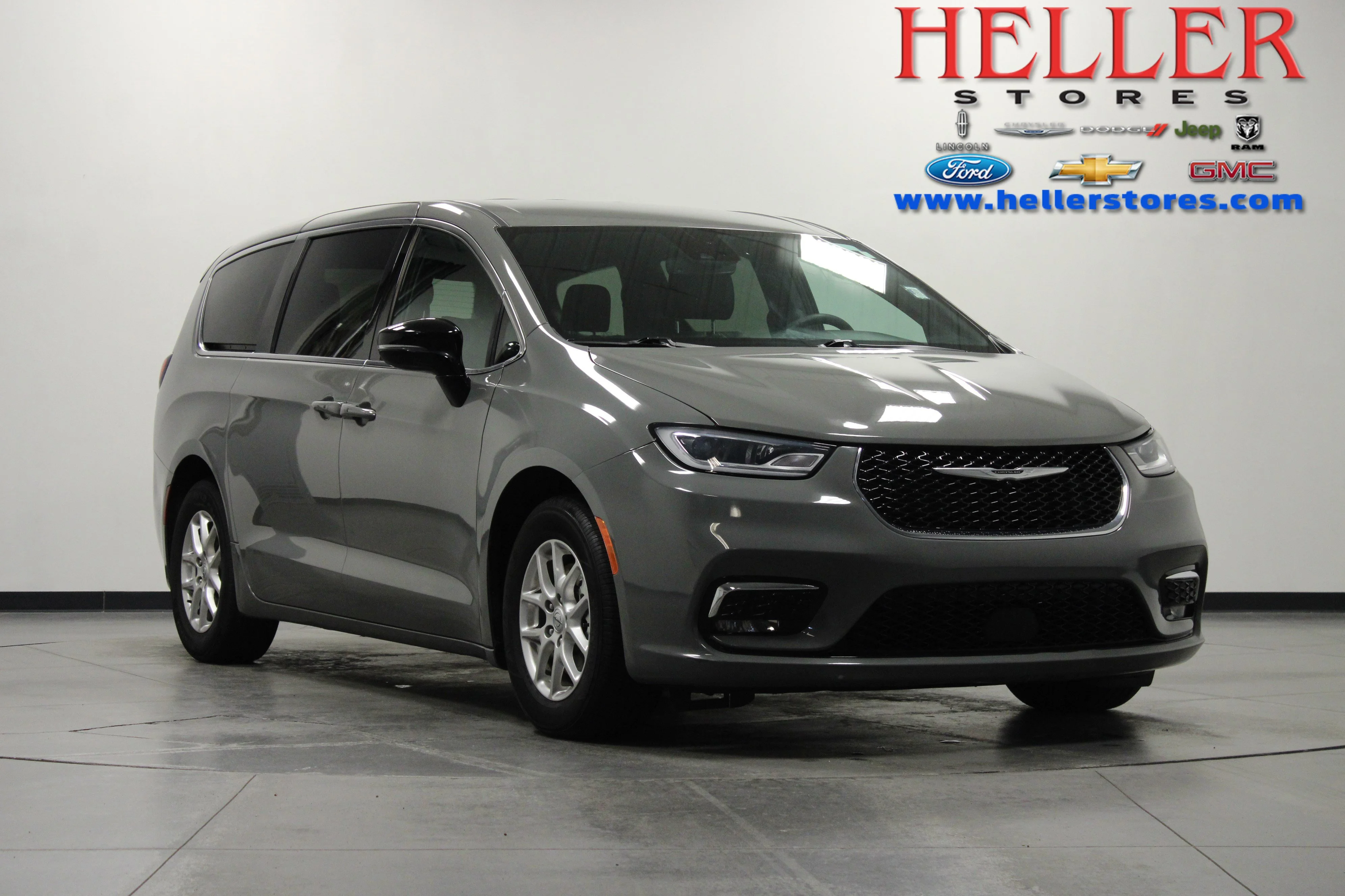 Used 2025 Ceramic Gray Clearcoat Chrysler Select image 1
