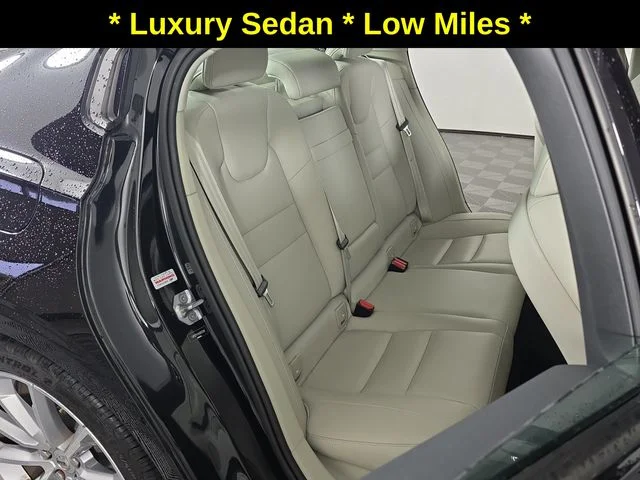 Used 2019 Black / Stone Volvo T5 Momentum image 25