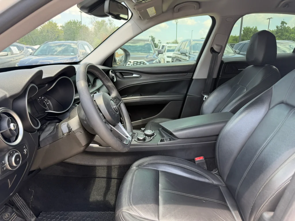 Used 2018 Alfa White Alfa Romeo Base image 10