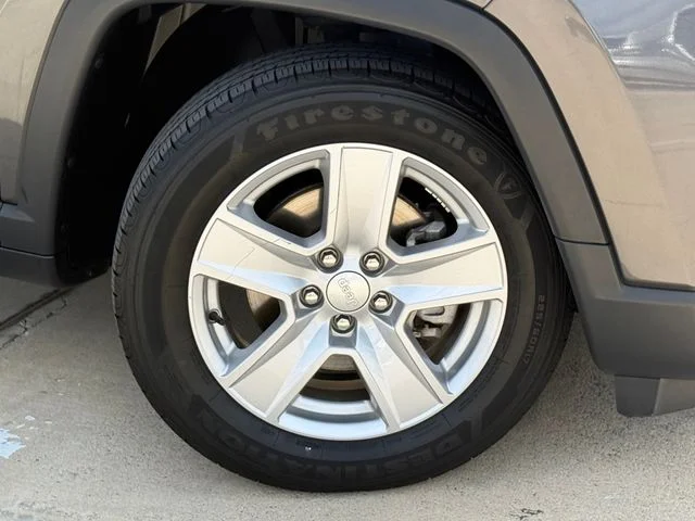 Used 2022 Gray Jeep Latitude image 2
