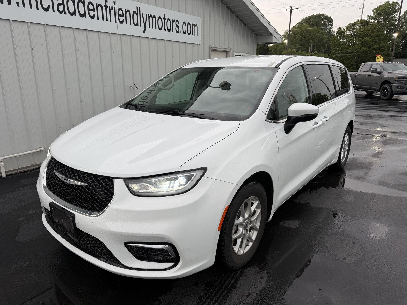 Used 2023 Bright White Clearcoat Chrysler Touring L image 7