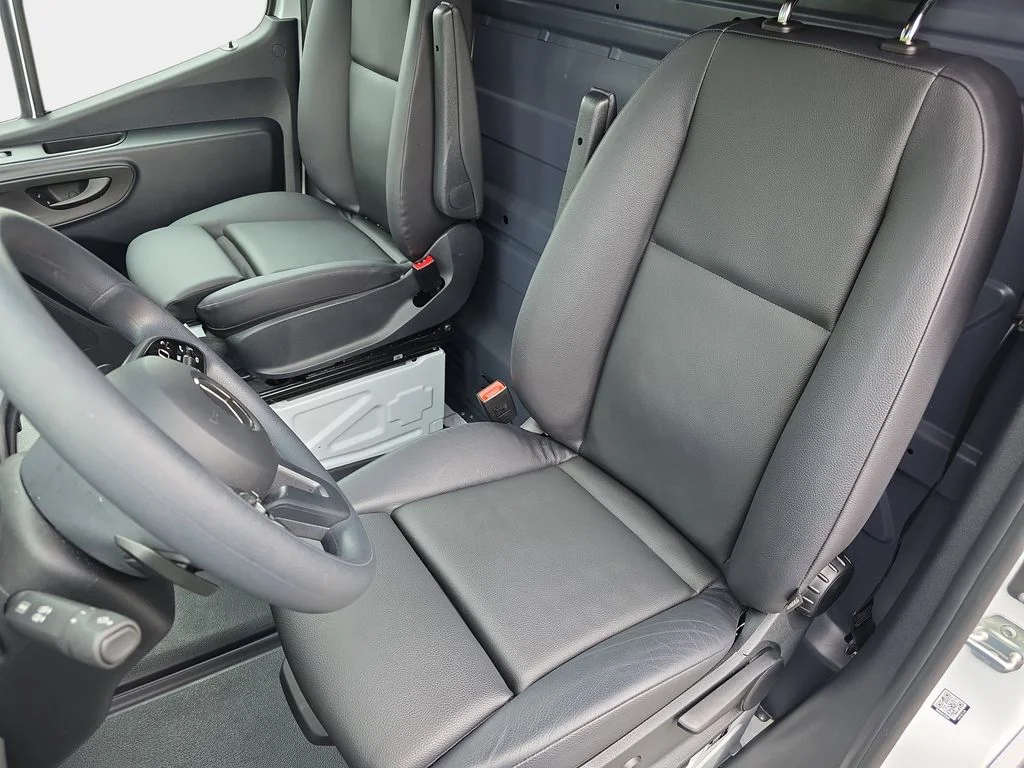Used 2024  Mercedes-Benz Cargo 170 WB image 17