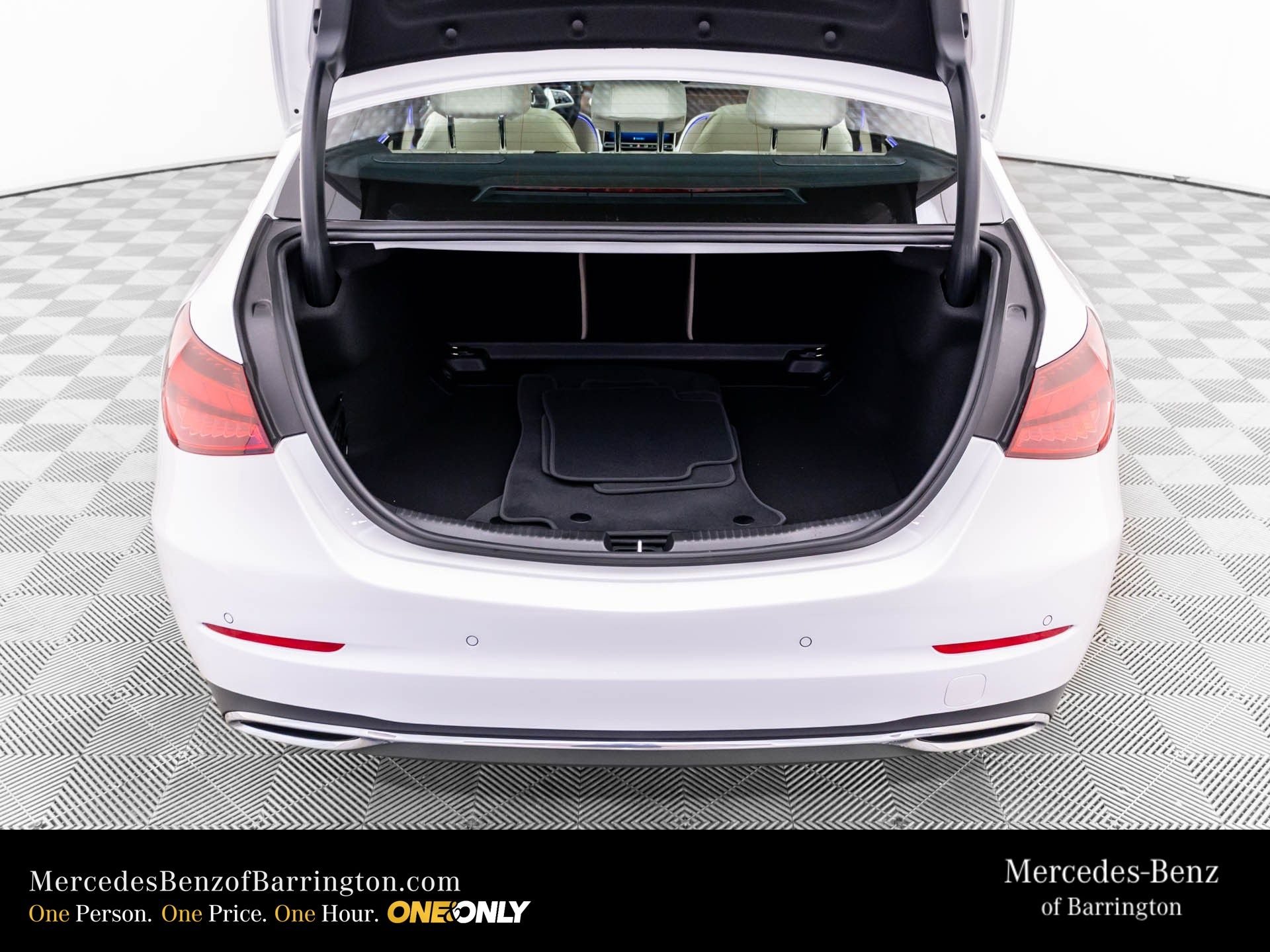 New 2026 MANUFAKTUR Moonlight White Metallic Mercedes-Benz C 300 image 35