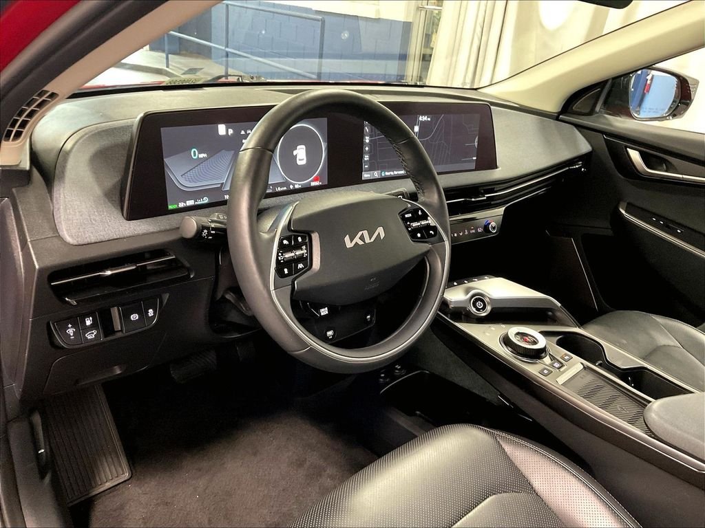 Used 2022 Red Kia Wind image 8