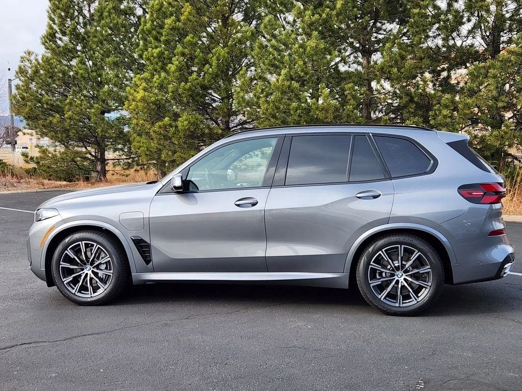 Used 2026 Skyscraper Grey Metallic BMW xDrive50e image 2