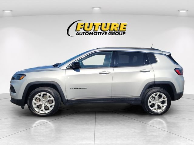Used 2024 Silver Jeep Latitude image 6