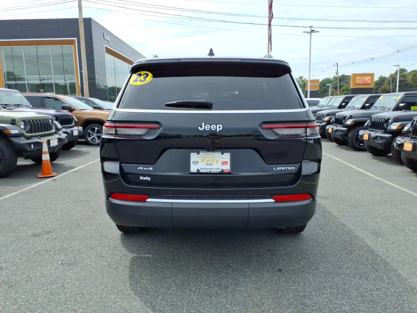 Used 2023 Diamond Black Crystal Pearlcoat Jeep Limited image 9