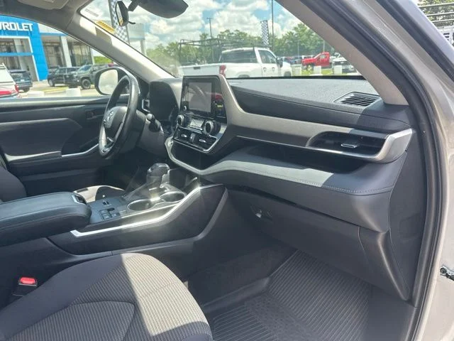 Used 2023 Silver Toyota LE image 34