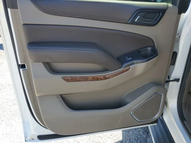 Used 2016 IRIDESCENT PEARL TRICOAT Chevrolet LTZ image 25