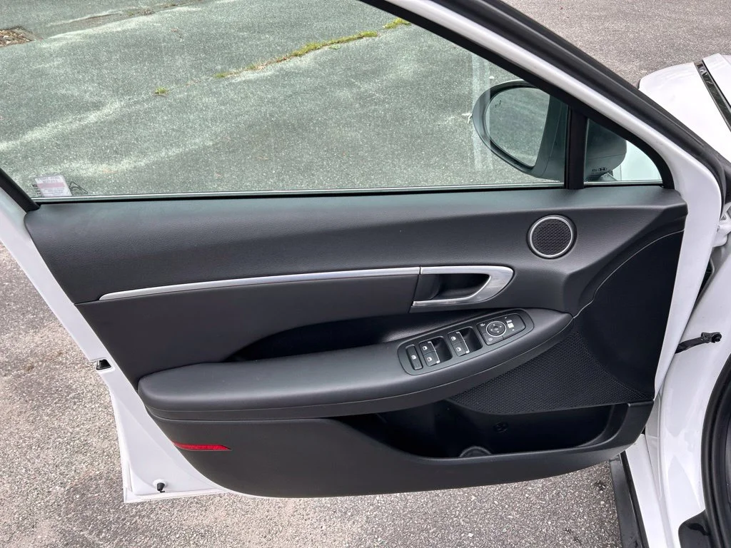 Used 2022 White Hyundai Blue image 15