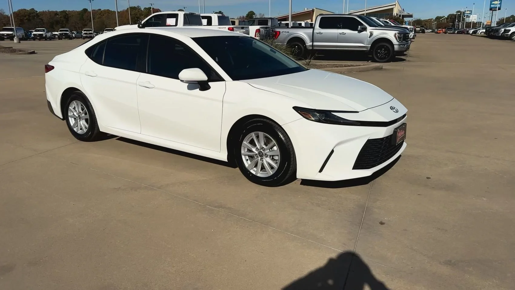 Used 2025 Ice Toyota LE image 3