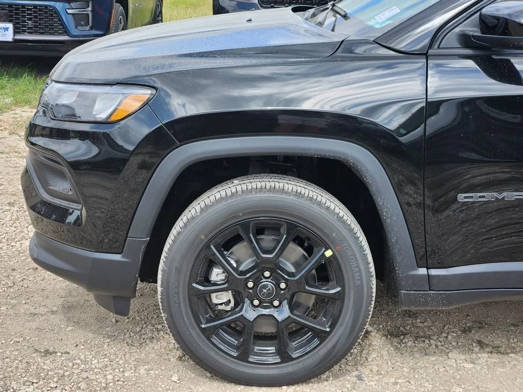 New 2026 Diamond Black Crystal Pearl-Coat Exterior Paint Jeep Latitude image 6