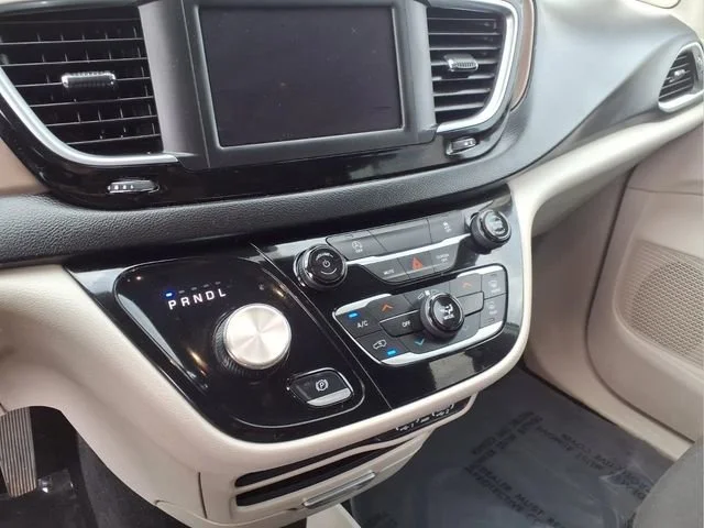 Used 2024  Chrysler LX image 5