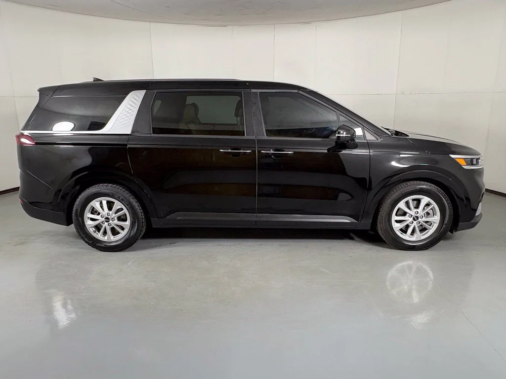 Used 2022 Black Kia LXS image 9