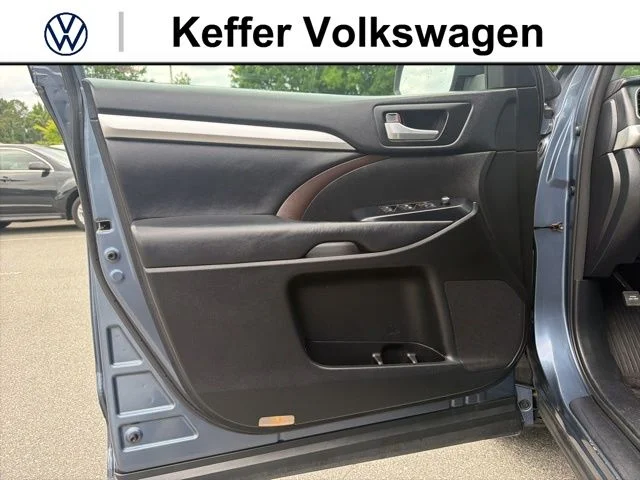 Used 2018 Blue Toyota XLE image 14