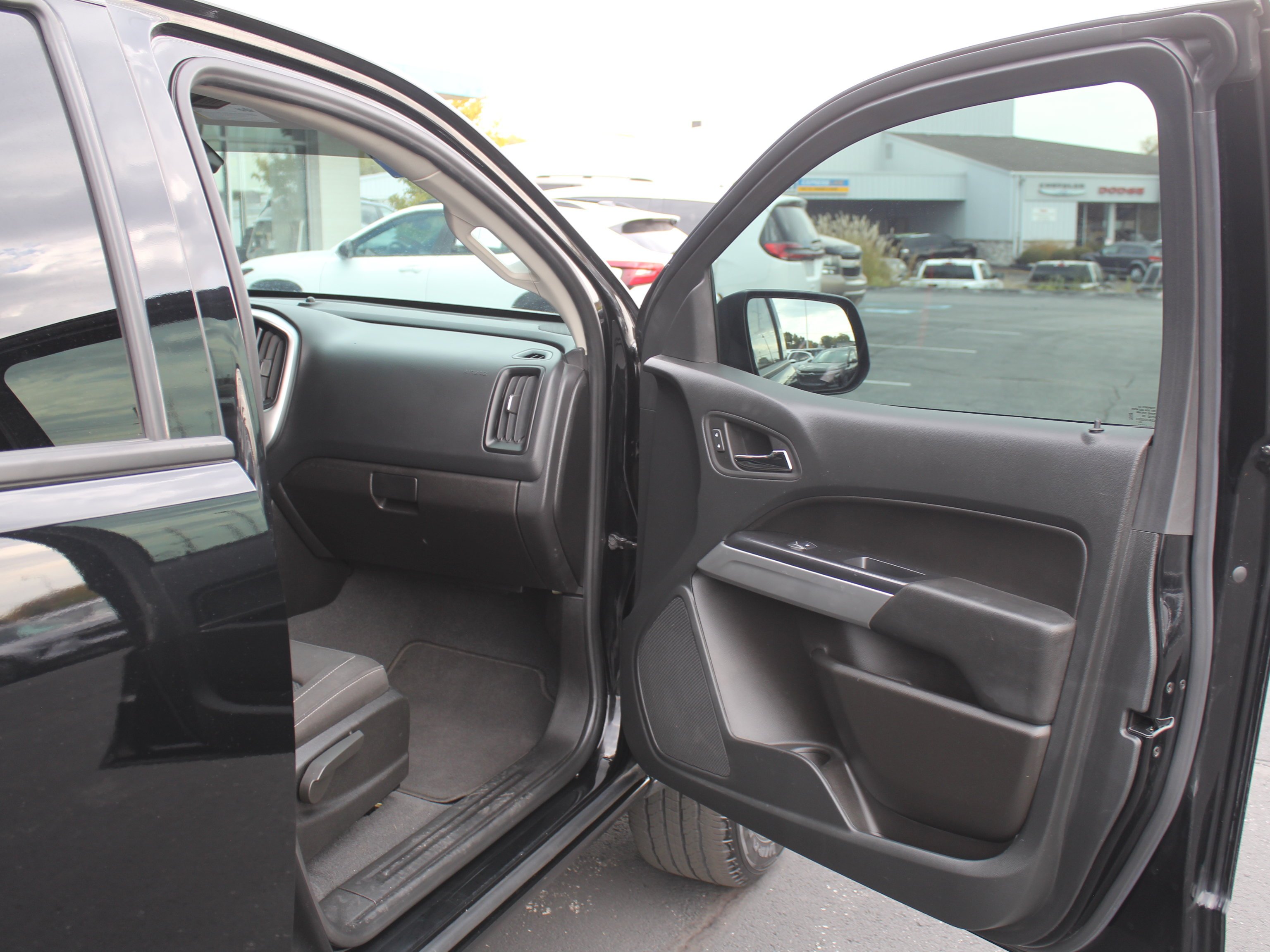 Used 2022 BLACK Chevrolet 2WD LT image 24