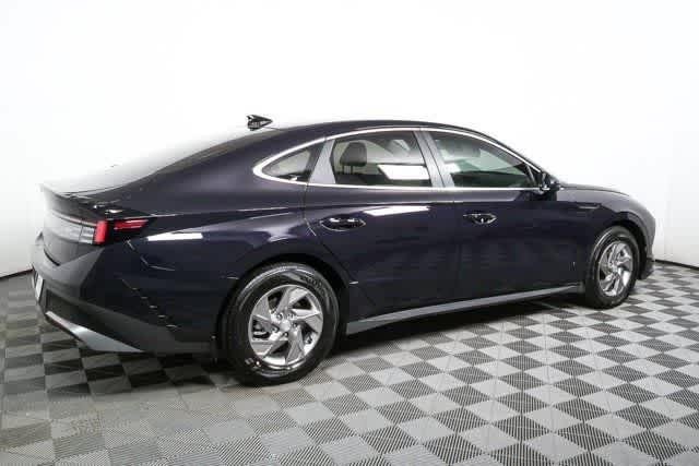 New 2026 Carbon Blue Hyundai SE image 3