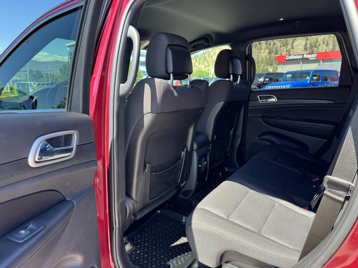 Used 2018 Red Jeep Laredo 4wd image 11