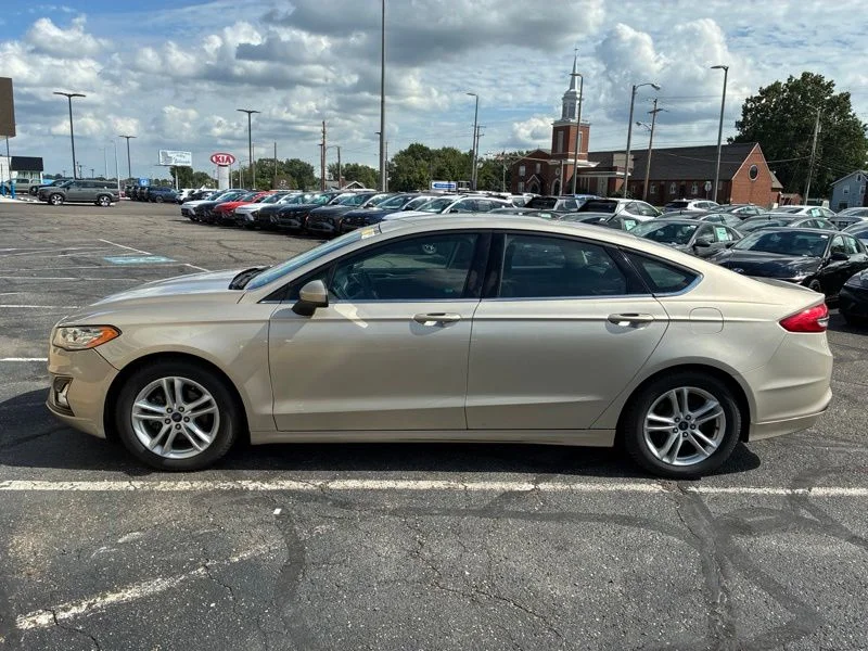 Used 2018 Gold Ford SE image 2