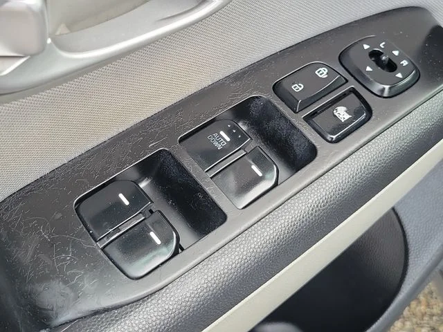 Used 2016 Silver Kia Base image 18