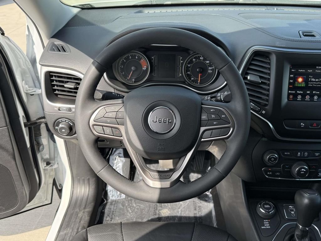 Used 2021 White Jeep Latitude Lux image 17