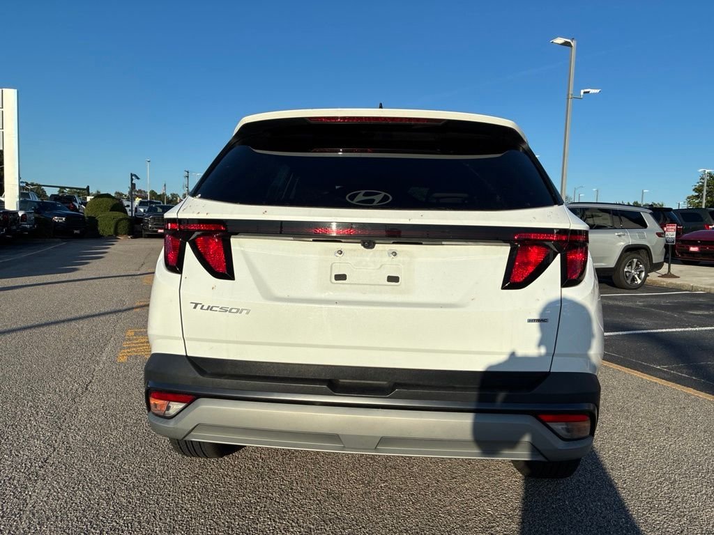 Used 2025 White Hyundai SEL image 4