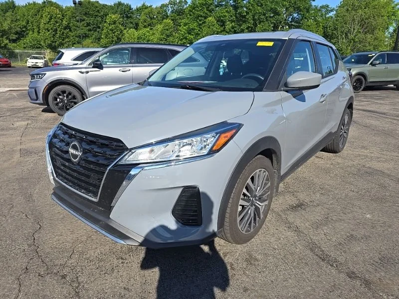 Used 2023 Gray Nissan SV image 3