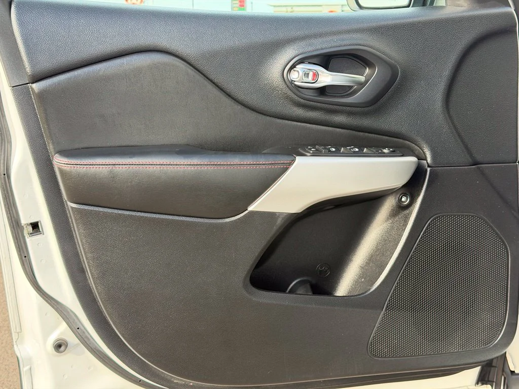 Used 2017 White Jeep Trailhawk image 19