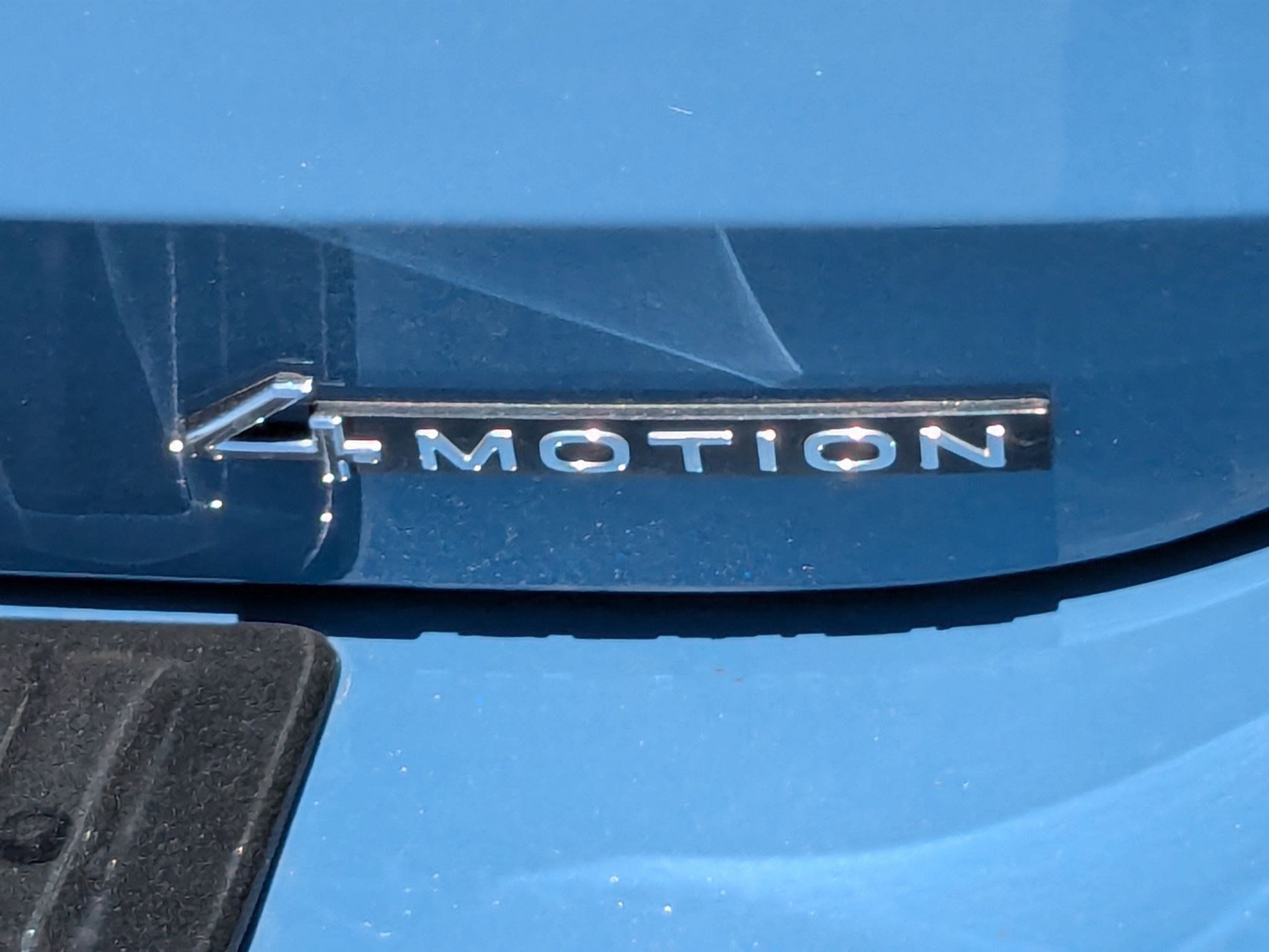 Used 2025 Monterey Blue Pearl Volkswagen SE image 33