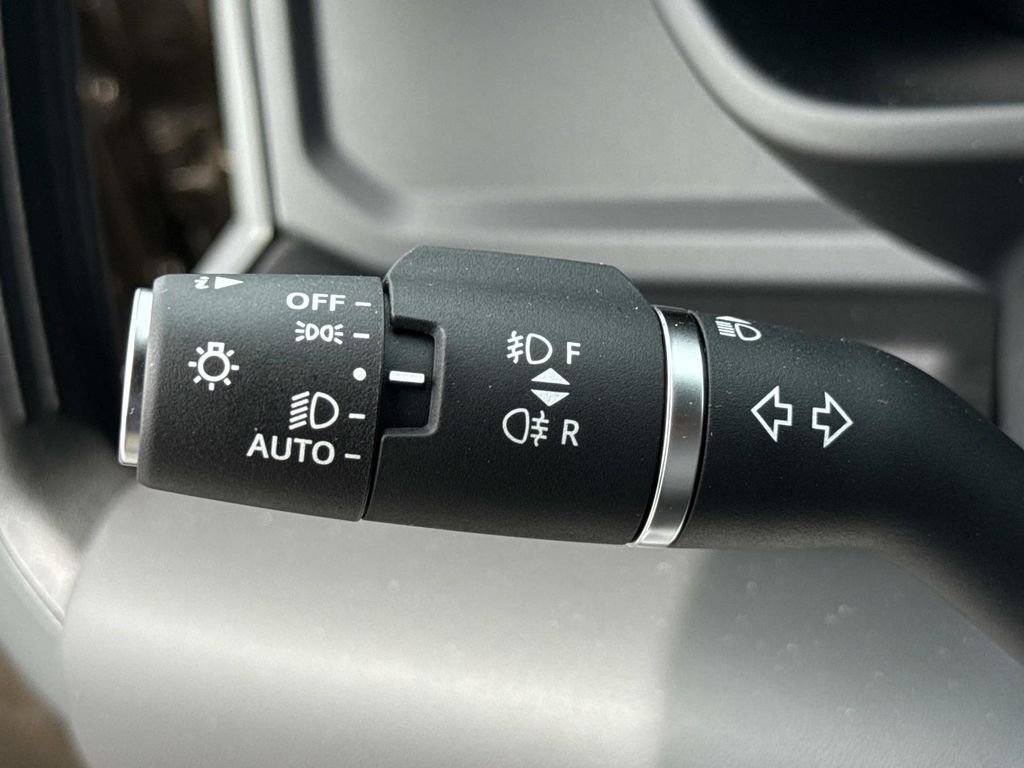 New 2026  Land Rover X-Dynamic SE image 8
