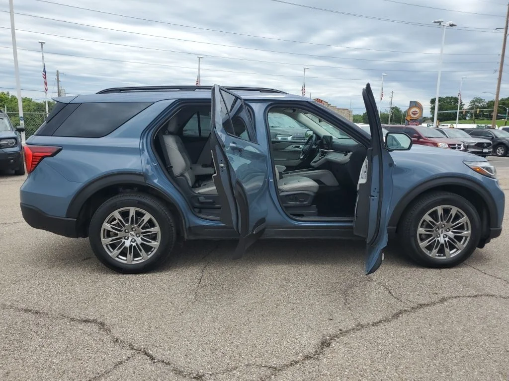 Used 2025 Vapor Blue Ford Active image 4