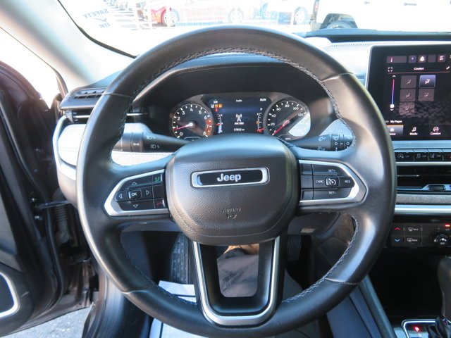 Used 2022 Granite Crystal Metallic Clearcoat Jeep Latitude image 26