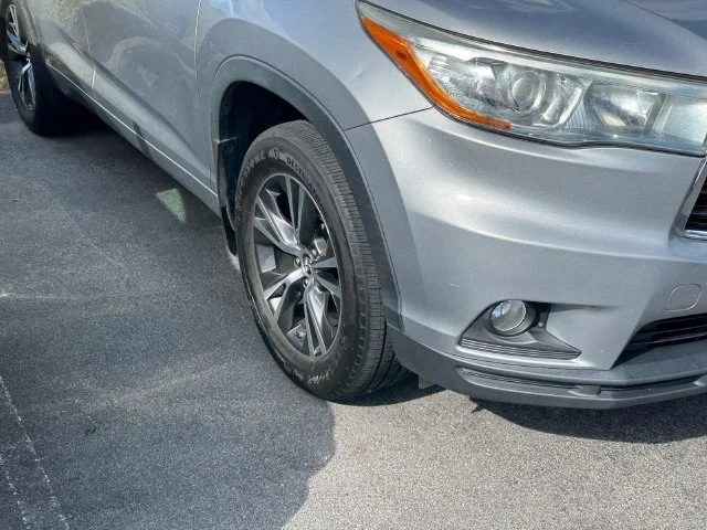 Used 2016 Silver Toyota XLE V6 image 11